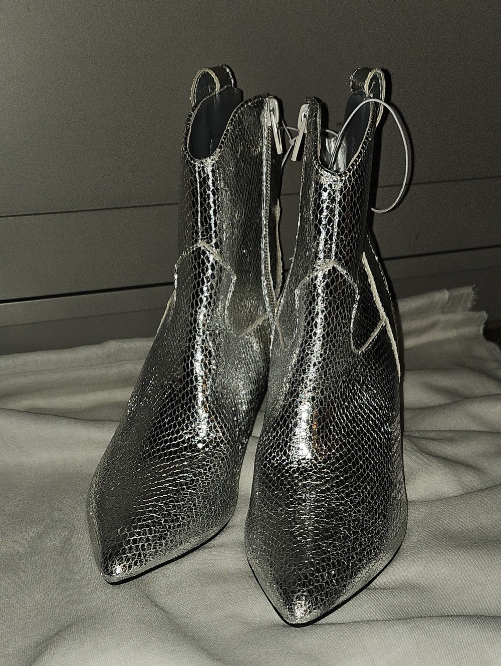 Guess Silver Metallic Pointed-Toe Ankle Boots size 7 NWOT - Picture 4 of 10
